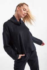 Sweter wełniany EMPORIO ARMANI. Swetry klasyczne damskie Emporio Armani, z wełny, bez kołnierzyka. W wyprzedaży za 1,196.37 zł.