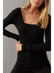 Milan Kiss Koszulka w kolorze czarnym rozmiar: M. Czarne koszulki damskie Milan Kiss, m, bez wzorów, bez kołnierzyka, bez ramiączek. Za 113.99 zł.