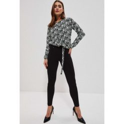 Legginsy z ozdobnym guzikiem czarne. Czarne legginsy damskie MOODO, s, bez wzorów, z elastanu. W wyprzedaży za 49.99 zł.