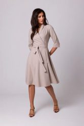 Rozkloszowana sukienka kopertowa z wiązaniem w pasie beżowa. Brązowe sukienki damskie Bewear, bez wzorów, z tkaniny, biznesowe, bez ramiączek. Za 349.00 zł.