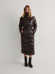 Płaszcz z połyskującej tkaniny - ciemnobrązowy. Brązowe płaszcze damskie Reserved, l, bez wzorów, z tkaniny, bez kaptura. W wyprzedaży za 89.99 zł.