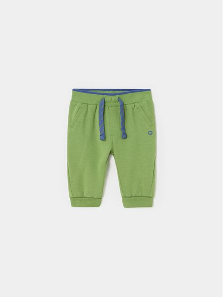 Mayoral Spodnie dresowe 1539 Zielony Regular Fit. Zielone spodnie dresowe chłopięce Mayoral, z bawełny. Za 69.99 zł.