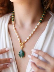 Pierres de Jade Pozłacany naszyjnik z elementami ozdobnymi - dł. 47 cm rozmiar: onesize. Białe naszyjniki damskie Pierres de Jade, z malachitem, pozłacane. Za 86.99 zł.