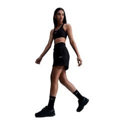 Biustonosz sportowy Nike średnie wsparcie. Czarne biustonosze sportowe damskie Nike, bez wzorów, z materiału. Za 141.00 zł.