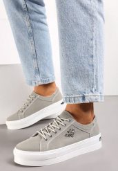 Szare Skórzane Sneakersy na Grubej Podeszwie z Przeszyciami i Broszką Nirnile. Szare obuwie sportowe damskie Renee, bez zapięcia. Za 149.99 zł.