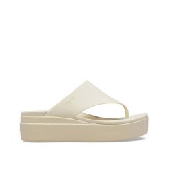 Japonki Dla Dorosłych Crocs Brooklyn Flip. Brązowe klapki damskie Crocs, bez wzorów, z materiału, bez obcasa, bez zapięcia. Za 181.99 zł.
