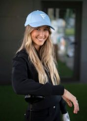 Czapka golfowa Merion – Regulowana, oddychająca, lekka, ochrona UV. Czerwone czapki damskie FLAIRWAY GOLF, bez wzorów, z bawełny. Za 106.00 zł.