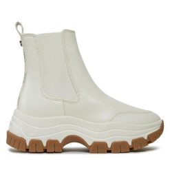 Botki Guess. Botki damskie Guess, bez obcasa, na płaskiej podeszwie, bez zapięcia. Za 599.99 zł.