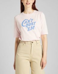 LEE HALF SLEEVE TEE DAMSKI T-SHIRT KOSZULKA NADRUK LOGO PALE LILAC L41ZEPSU 112140063. Bluzki damskie Lee, l, bez wzorów, bez kołnierzyka, bez ramiączek. Za 69.99 zł.