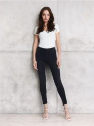 Jegginsy push up - czarny. Czarne jeansy damskie Sinsay. Za 39.99 zł.