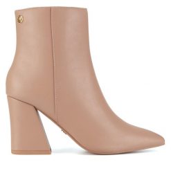 Botki Nine West. Brązowe botki damskie Nine West, bez obcasa, na słupku, bez zapięcia. Za 279.99 zł.