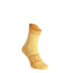Skarpety do biegania Compressport Pro Racing Socks v4.0 Trail. Brązowe skarpetki damskie Compressport, bez wzorów. Za 74.99 zł.