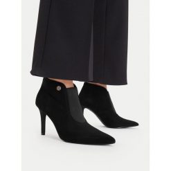 Botki MEXX. Czarne botki damskie Mexx, bez obcasa, na szpilce, bez zapięcia. Za 399.99 zł.