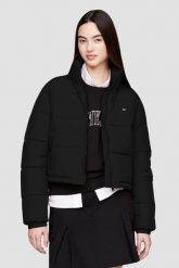 TOMMY JEANS Czarna kurtka damska z drobnym logo. Czarne kurtki damskie Tommy Jeans, s, bez wzorów, z jeansu, bez kaptura. W wyprzedaży za 371.99 zł.