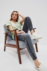Jeansy skinny medium waist z przetarciami grafitowe. Szare jeansy damskie MOODO, bez wzorów, z bawełny. W wyprzedaży za 41.99 zł.
