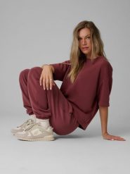 4F Spodnie dresowe joggery z modalem damskie - burgundowe XS. Czerwone spodnie dresowe damskie 4F, bez wzorów, z dresówki, długie. Za 189.99 zł.