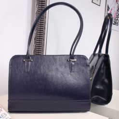Torebka skórzana kuferek DAN-A T302 granatowa. Niebieskie kuferki damskie DAN-A, ze skóry, bez dodatków. Za 349.99 zł.
