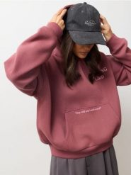 Dresowa bluza hoodie z napisem - różowy. Czerwone bluzy damskie Sinsay, l, bez wzorów, z dresówki, bez kaptura. Za 49.99 zł.