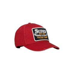 Czapka z daszkiem z logo Superdry. Czerwone czapki z daszkiem damskie Superdry, bez wzorów. W wyprzedaży za 149.30 zł.