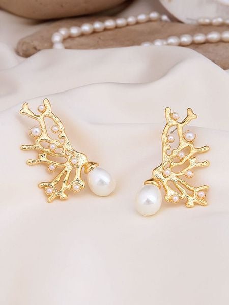 L'Atelier de Gaia Pozłacane kolczyki-wkrętki z perłami rozmiar: onesize. Białe kolczyki damskie L'Atelier de Gaia, z perłą, pozłacane. Za 74.63 zł.