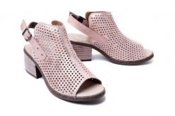 RIEKER V0590-31 rosa, sandały damskie. Czerwone sandały damskie Rieker, w ażurowe wzory, bez obcasa, na obcasie, bez zapięcia. Za 263.92 zł.