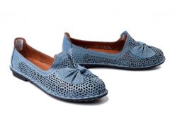 COMFORTABEL 830049-05 blau, półbuty damskie. Niebieskie półbuty damskie Comfortabel, na lato, w ażurowe wzory, ze skóry, bez obcasa, bez zapięcia. Za 269.90 zł.