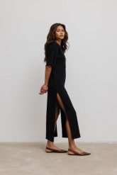 Długa sukienka z dzianiny waflowej w kolorze BLACK- NEOS-M/L. Czarne sukienki damskie Marsala, bez wzorów, z bawełny, sportowe, bez ramiączek. Za 369.90 zł.
