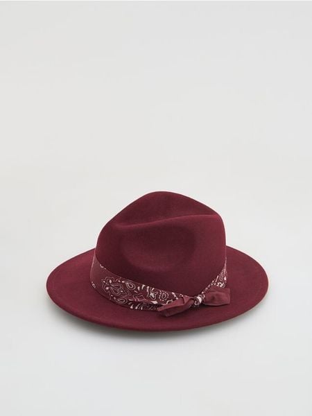 Wełniany kapelusz z paskiem - ciemnofioletowy. Fioletowe kapelusze damskie Reserved, bez wzorów, z wełny. W wyprzedaży za 65.99 zł.