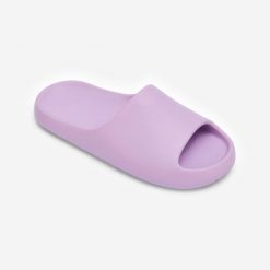 Klapki basenowe Decathlon 500 Style. Fioletowe klapki damskie Decathlon, bez wzorów, z materiału, bez obcasa, bez zapięcia. Za 49.99 zł.