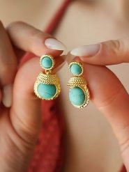 L'Atelier de Gaia Pozłacane kolczyki-wkrętki z turkusami rozmiar: onesize. Żółte kolczyki damskie L'Atelier de Gaia, z turkusem, pozłacane. Za 83.22 zł.