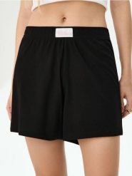 Szorty piżamowe - czarny. Czarne piżamy damskie Sinsay, bez wzorów, bez ramiączek. Za 15.99 zł.