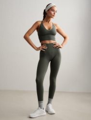 Damskie legginsy invisible scrunch, squat proof Shape Seamless zielone. Zielone legginsy damskie Aim'n, m, bez wzorów, z dzianiny, z podwyższonym stanem, na fitness i siłownię. Za 297.00 zł.