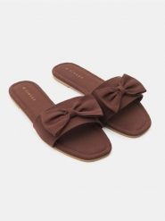 Klapki z kokardą - brązowy. Brązowe klapki damskie Sinsay, bez wzorów, bez obcasa, bez zapięcia. Za 29.99 zł.