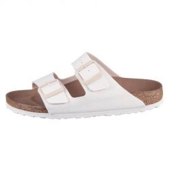 Klapki damskie Birkenstock Arizona. Białe klapki damskie Birkenstock, bez wzorów, z materiału, bez obcasa, bez zapięcia. Za 534.00 zł.
