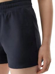 SPODENKI DAMSKIE 4F TRENINGOWE SZYBKOSCHNĄCE KRÓTKIE KOLOR CZARNY. Czarne spodenki sportowe damskie 4F, na lato, l, bez wzorów, z materiału, do biegania. Za 99.99 zł.