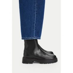 Botki Lasocki. Czarne botki damskie Lasocki, bez obcasa, na płaskiej podeszwie, bez zapięcia. Za 279.99 zł.