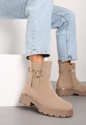 Ciemnobeżowe Botki Sztyblety ze Złotym Detalem w Kształcie Misia Zinmella. Brązowe botki damskie Renee, na jesień, z jeansu, eleganckie, bez obcasa, na obcasie, bez zapięcia. Za 149.99 zł.