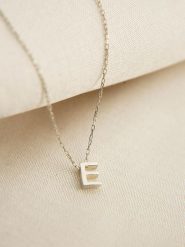 Lodie Silver Srebrny naszyjnik "E" z zawieszką - dł. 43 cm rozmiar: onesize. Szare naszyjniki damskie Lodie Silver, srebrne. Za 48.45 zł.
