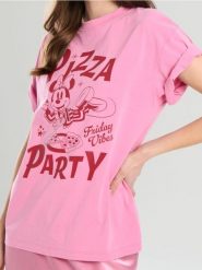 Koszulka z nadrukiem i efektem sprania Minnie Mouse - różowy. Czerwone koszulki damskie Sinsay, l, bez wzorów, bez kołnierzyka, bez ramiączek. Za 29.99 zł.