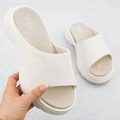 Klapki damskie sportowe na grubej podeszwie beżowe Big Star RR274A579. Brązowe klapki damskie Big Star, bez wzorów, z materiału, bez obcasa, bez zapięcia. Za 71.99 zł.