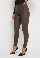 Brązowe Spodnie Skinny z Imitacji Skóry Awileda. Brązowe rurki damskie Born2be, bez wzorów, z jeansu, z podwyższonym stanem. Za 84.99 zł.