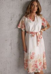 Biała Sukienka w Kwiatowy Wzór Zdobiona Haftem i Wiązanym Paskiem Gilala. Białe sukienki damskie Renee, z aplikacjami, boho, bez ramiączek. Za 239.99 zł.