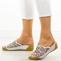 Białe ażurowe skórzane klapki damskie T.Sokolski L225. Białe klapki damskie Sokolski, w ażurowe wzory, z materiału, bez obcasa, na koturnie, bez zapięcia. Za 249.00 zł.