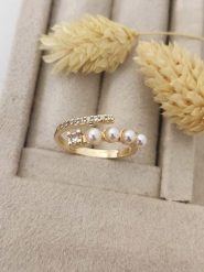 Nakkash Pozłacany pierścionek z syntetycznymi perłami ozdobnymi rozmiar: onesize. Białe pierścionki damskie Nakkash, z perłą, pozłacane. Za 56.79 zł.