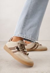 Ciemnobeżowe Sneakersy w Stylu Tenisówek z Koralikami Charnara. Brązowe obuwie sportowe damskie Born2be, z dresówki, bez zapięcia, tenisowe. Za 99.99 zł.