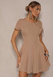 Ciemnobeżowa Sukienka o Rozkloszowanym Kroju na Krótki Rękaw Zdobiona Przeszyciami Mepiza. Brązowe sukienki damskie Renee, z aplikacjami, eleganckie, bez ramiączek. W wyprzedaży za 56.99 zł.