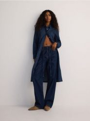 Jeansy wide leg z wiązaniem - granatowy. Niebieskie jeansy damskie Reserved. W wyprzedaży za 99.99 zł.
