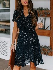 Milan Kiss Sukienka w kolorze czarnym rozmiar: M. Czarne sukienki damskie Milan Kiss, bez wzorów, bez ramiączek. Za 180.49 zł.