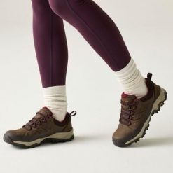 Damskie buty Blake Low. Brązowe obuwie trekkingowe damskie Regatta, z poliesteru, bez zapięcia. W wyprzedaży za 503.00 zł.