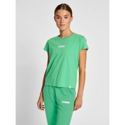 Koszulka damska Hummel Legacy. Zielone koszulki damskie Hummel, bez wzorów, z bawełny, bez kołnierzyka, bez ramiączek. W wyprzedaży za 72.40 zł.